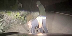 baisée face aux phares de la voiture