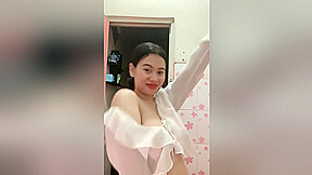 Beautiful Girls – The Queens Cleavage