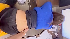 je baise ma collégue de taff contre le bureau