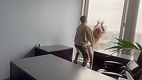 le boss baise sa secretaire dans son bureau
